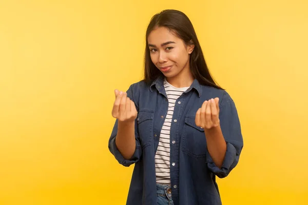 Retrato Chica Codiciosa Camisa Mezclilla Mostrando Gesto Dinero Mirando Con — Foto de Stock