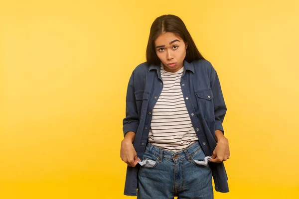 Estoy Bancarrota Chica Pobre Infeliz Traje Vaqueros Volteando Bolsillos Vacíos — Foto de Stock