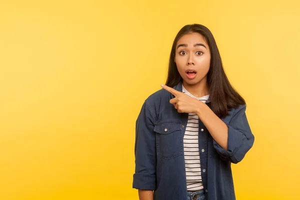 Anuncio Locos Retrato Chica Sorprendida Camisa Mezclilla Señalando Lado Espacio — Foto de Stock