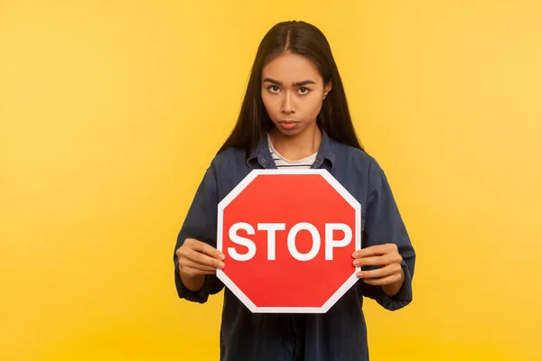 Attenzione Restrizioni Vietato Ritratto Ragazza Camicia Jeans Con Cartello Stradale — Foto Stock