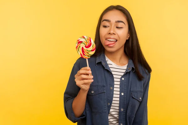 Retrato Menina Despreocupada Feliz Camisa Jeans Com Língua Para Fora — Fotografia de Stock