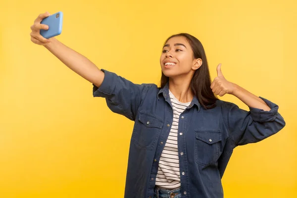 Kot Tişörtlü Mutlu Bir Kızın Portresi Selfie Çekiyor Görüntülü Konuşma — Stok fotoğraf