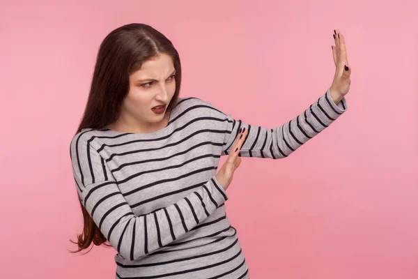 Zijaanzicht Van Een Bange Vrouw Gestreepte Sweater Die Haar Handen — Stockfoto