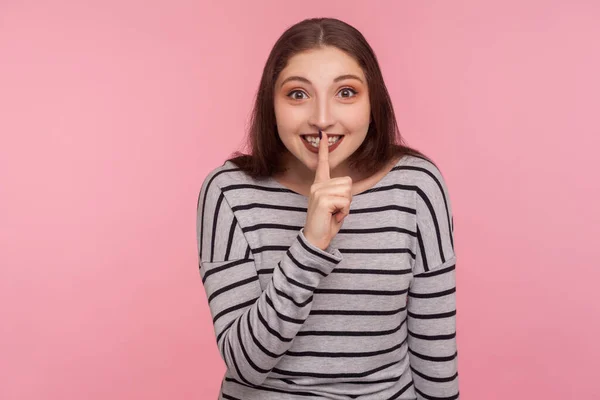 Sus Sessiz Çizgili Tişörtlü Gülümseyen Bir Kadının Portresi Sessiz Olun — Stok fotoğraf