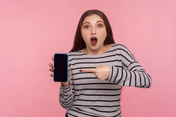 Ena Olha Para Anúncio Dispositivo Retrato Mulher Chocada Espantada Camisola — Fotografia de Stock