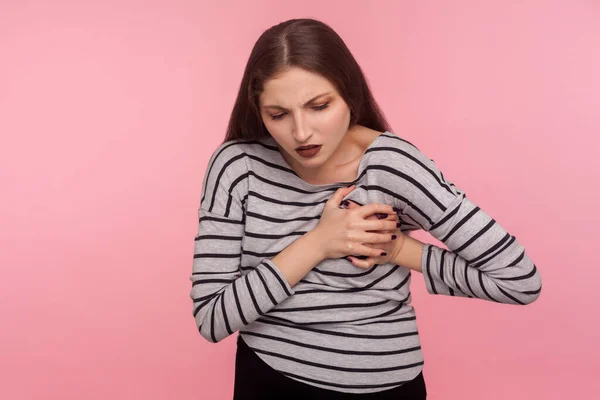 Ataque Cardíaco Retrato Mulher Camisola Listrada Segurando Peito Sofrendo Dor — Fotografia de Stock