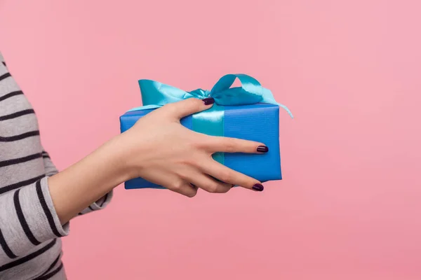 Mãos Mulher Close Segurando Caixa Presente Azul Surpresa Romântica Para — Fotografia de Stock