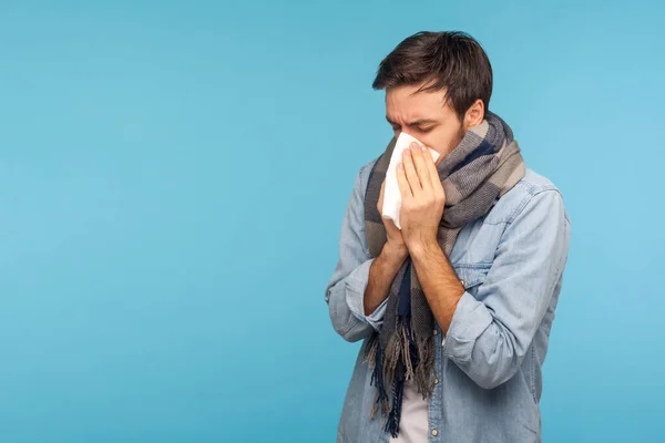 Retrato Del Hombre Enfermo Pie Envuelto Pañuelo Caliente Estornudando Servilleta — Foto de Stock