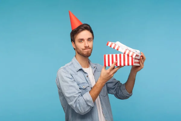 Retrato Hombre Frustrado Con Sombrero Cono Fiesta Que Sostiene Caja — Foto de Stock