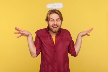 Aziz Nimbus 'un üzerinde uçan kanatlar gibi el kaldıran, dişlek gülüşüyle kameraya bakan neşeli sakallı adam. Sarı arka planda izole edilmiş kapalı stüdyo çekimi