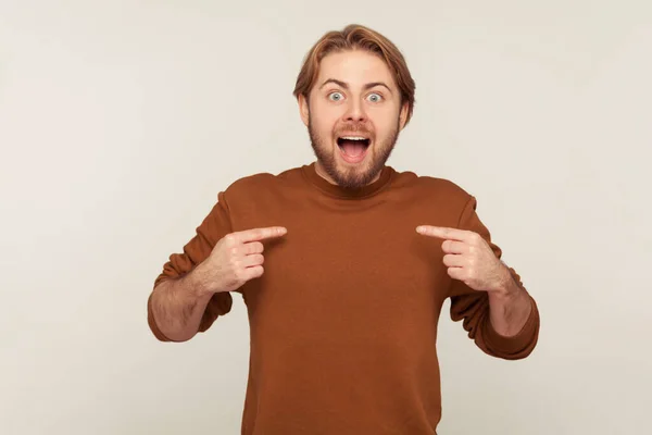 Uau Sou Retrato Homem Animado Feliz Espantado Com Barba Camisola — Fotografia de Stock