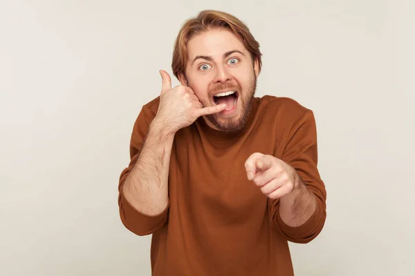 Εσύ Πάρε Τηλέφωνο Πορτρέτο Έκπληκτος Ευτυχισμένος Άνθρωπος Κρατώντας Τηλεφωνική Χειρονομία — Φωτογραφία Αρχείου