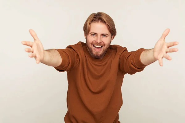 Deixa Abraçar Retrato Feliz Alegre Homem Barbudo Hospitaleiro Camisola Com — Fotografia de Stock