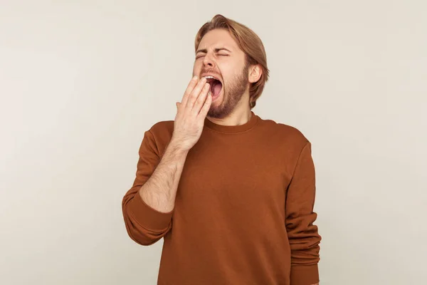 Retrato Joven Barbudo Cansado Somnoliento Vestido Con Sudadera Pie Con — Foto de Stock