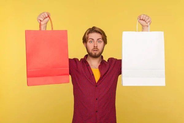 Ragazzo Shopper Sorpreso Camicia Scacchi Alzando Borse Della Spesa Vuote — Foto Stock