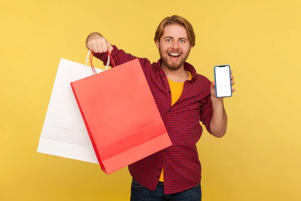 Kareli Tişörtlü Alışveriş Çantalı Cep Telefonlu Yakışıklı Adam Heyecanlı Bir — Stok fotoğraf