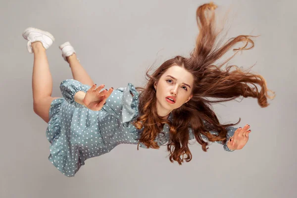 Menina Bonita Levitando Caindo Seu Cabelo Confuso Voando Vento Modelo — Fotografia de Stock