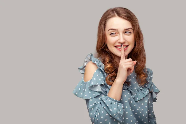 Shh Schweigen Sie Schöne Fröhliche Fröhliche Brünette Mädchen Rüschenbluse Bittet — Stockfoto