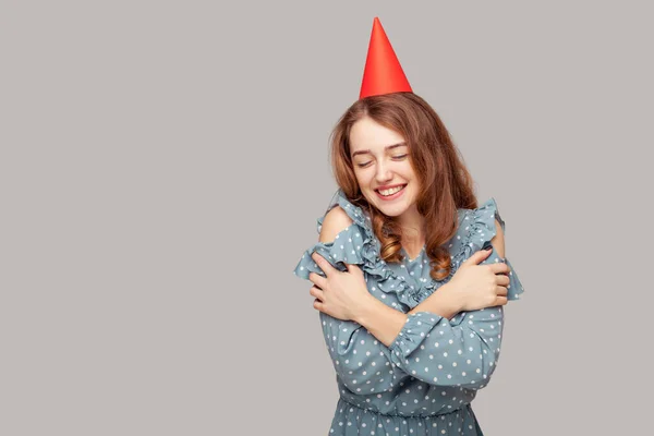 Menina Egoísta Otimista Com Chapéu Cone Festa Abraçando Sorrindo Satisfeito — Fotografia de Stock