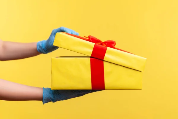 Profiel Zijaanzicht Close Van Menselijke Hand Blauwe Chirurgische Handschoenen Houden — Stockfoto