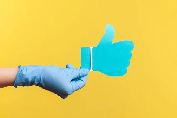 Profil Boczny Widok Zbliżenie Ludzkiej Ręki Niebieskich Rękawic Chirurgicznych Gospodarstwa — Zdjęcie stockowe