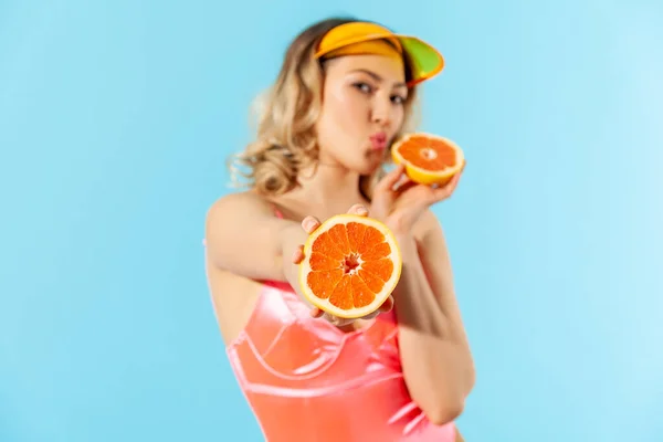 Portrait Beautiful Woman Swimsuit Giving Fresh Cut Orange Camera Sending — Stock Photo, Image