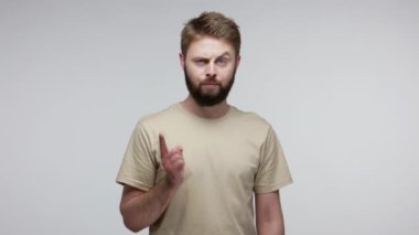 Söylemiştim sana! Kızgın sakallı adam kameraya bakıyor. Tatmin olmamış patronluk taslıyor, somurtuyor, kötü davranışlar sergiliyor. Uyardığı sorunlar için suçluyor. Gri arka planda kapalı stüdyo çekimi