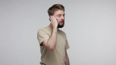 Sakallı adam arkadaşını arıyor, şaşırmış bir ifadeyle cep telefonuyla konuşuyor, duygusal olarak birçok şey anlatıyor, danışman ile sorunu çözüyor. Stüdyo çekimi gri arkaplanda izole edildi