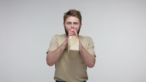 Asustado Tipo Barbudo Asustado Exhalando Inhalando Paquete Utilizando Bolsa Papel — Vídeos de Stock