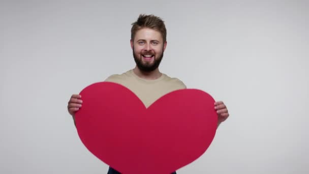 Feliz San Valentín Guapo Hombre Barbudo Alegre Sosteniendo Gran Corazón — Vídeo de stock