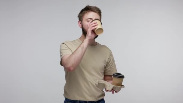 Zeer Vermoeide Bebaarde Man Die Twee Kopjes Koffie Drinkt Met — Stockvideo