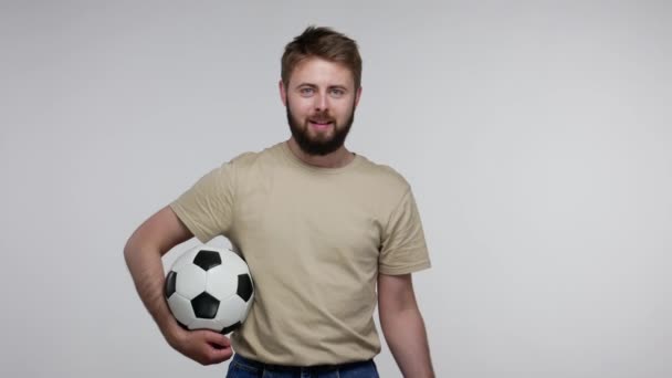 Encantado Fanático Del Fútbol Barbudo Tipo Camiseta Sosteniendo Pelota Fútbol — Vídeos de Stock