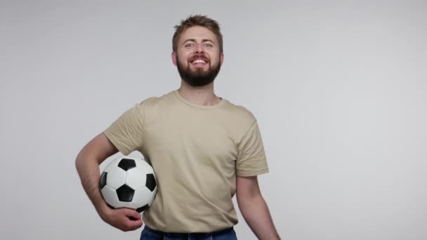兴高采烈的足球迷留着胡子 身穿T恤衫 拿着足球 挥动德国国旗 为进球而兴奋 为最喜爱的体育比赛而欢呼 在灰色背景下隔离的室内拍摄 — 图库视频影像