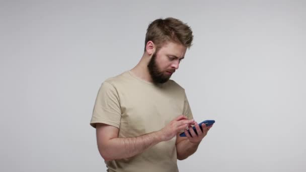 Omg Vad Det Här Bearded Man Tittar Kameran Med Besvikelse — Stockvideo