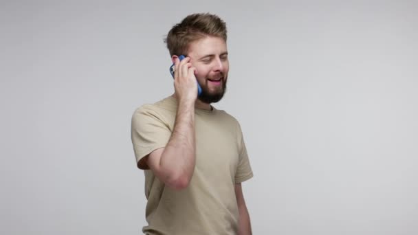 Chico Barbudo Feliz Llamando Amigo Sonriendo Hablando Por Teléfono Móvil — Vídeos de Stock