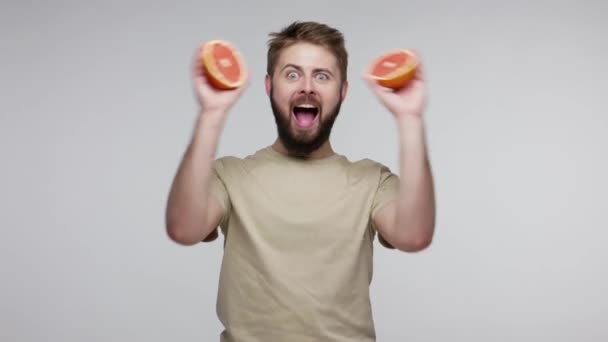 Een Man Die Grapefruit Twee Helften Verdeelt Ogen Bedekt Met — Stockvideo