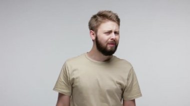 - Ne? - Seni duyamıyorum! Sağır sakallı adam tekrar etmek istiyor, işitme sorunları var, iletişimde yanlış anlaşılma var, sessiz konuşmaları dinlemek zor. Gri arka planda kapalı stüdyo çekimi
