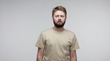 Sakallı adam sevinç çığlıkları atıyor ve harika bir fikir jesti ile parmağını kaldırıyor. Aniden cevabı bulunca şaşırıyor. Dahiyane bir plan, yaratıcı düşünce. Gri arka planda kapalı stüdyo çekimi