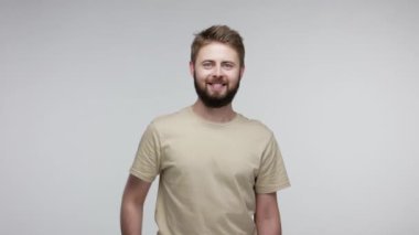 Merhaba, tanıştığımıza memnun oldum! Sevimli, mutlu, sakallı bir adam karşılıyor, elini uzatarak tebrik ediyor, dişlek bir gülümsemeyle selamlıyor, tanıdık bir konseptle selamlıyor. Stüdyoda çekim izole edildi