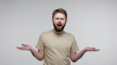 Nasıl yapabildin? Kızgın sakallı adam, öfkeli bir hareketle el kaldırıyor, başarısızlık nedenini soruyor, kuşkularını dile getiriyor, kavgayı kışkırtıyor. Stüdyo çekimi gri arkaplanda izole edildi