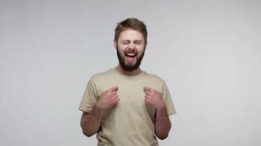 Ben buyum! Mutlu, heyecanlı sakallı adam kendini göstermekten gurur duyuyor, bağırarak sağdıcı tanıtıyor, kibirli, kendine güvenen, başarıdan aşırı mutlu görünüyor. İç çekimler, gri arkaplan