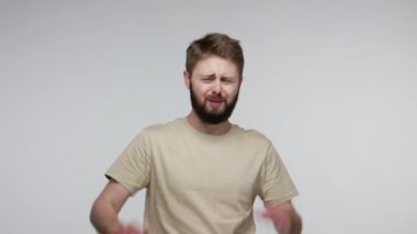 Buna bakmak bile istemiyorum! Hoşnutsuz sakallı adam yüzünü kapatıyor ve jest yapıyor, iğrenç içeriği izlemeyi reddeden gözleri saklıyor, utanç verici bir şey. Gri arka planda kapalı stüdyo çekimi