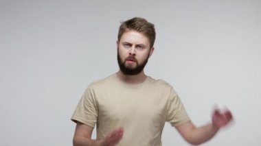 Lütfen dur, biraz ara ver! Endişeli sakallı adam ara verme hareketi yapıyor, kameraya kızgın kızgın bakıyor, son teslim tarihi uyarısı talep ediyor, çatışmayı azaltıyordu. Stüdyo çekimi gri arkaplanda izole edildi