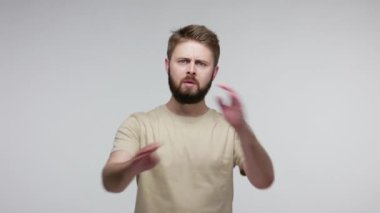 Hayır dedim! Katı sakallı bir adam X işaretinde kollarını kavuşturuyor, hareketi reddediyor, yasak erişim uyarısı yapıyor, iletişimi kesiyor, vücut dili kullanıyor. Gri arka planda kapalı stüdyo çekimi