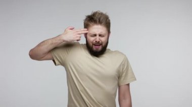 Kendine güveni olmayan bunalımlı adam intihar jesti yapıyor, kendini öldürüyor, parmaklarıyla kafasına ateş ediyor ama silah tutukluk yapıyor, yaşamak için ikinci bir şans. Gri arka planda kapalı stüdyo çekimi