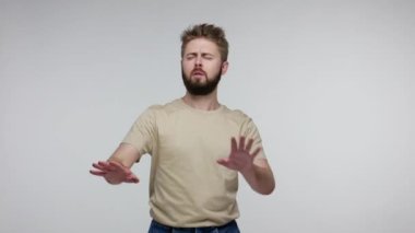 Kör sakallı adam görünmez duvara dokunurken tökezledi, gözleri karanlıkta kapalı yürüyordu, görme sorunları yaşıyordu, kafası karışmıştı, yolunu kaybetmişti. Stüdyoda çekim izole edildi