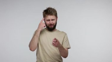 Sen aptalsın, aklını kaçırmışsın! Sakallı adam sinagoga el sallıyor aptalca jestler yapıyor ve kamerayı işaret ediyor, alay ediyor, çılgın fikirlerden rahatsız oluyor. Stüdyoda çekim izole edildi