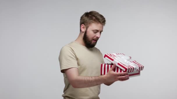 Hombre Barbudo Abriendo Lentamente Caja Regalo Desenvolviendo Sorpresa Cumpleaños Expresando — Vídeos de Stock