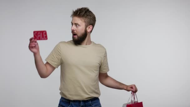 Schockiert Erstaunte Emotionen Des Kunden Überrascht Bärtigen Kerl Zeigt Einkaufstüten — Stockvideo
