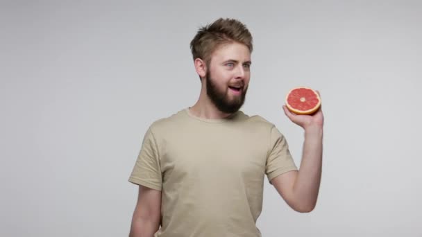 Pozitivní Vousatý Muž Ukazuje Grapefruit Malé Růžové Činky Podpora Stravy — Stock video